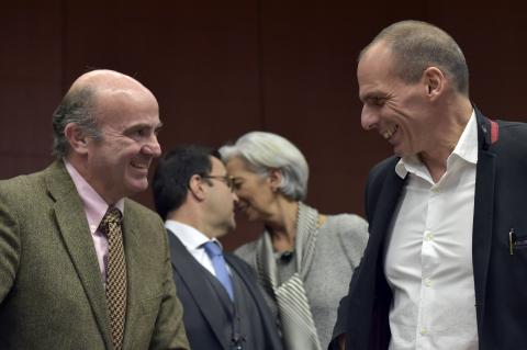 Spain's Finance Minister Luis De Guindos (L) chats with Greece Finance Minister Yanis Varoufakis during an extraordinary euro zone Finance Ministers meeting (Eurogroup) to discuss Athens' plans to reverse austerity measures agreed as part of its bailout, in Brussels, February 20, 2015. PHOTO BY REUTERS/Eric Vidal