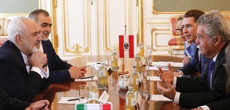 Austrian President Heinz Fischer (R) and Austrian Foreign Minister Sebastian Kurz (2ndR) attend a bilateral meeting with Iranian Foreign Minister Javad Zarif (L) in Hofburg Palace in Vienna, Austria, July 3, 2015. PHOTO BY REUTERS/Leonhard Foeger