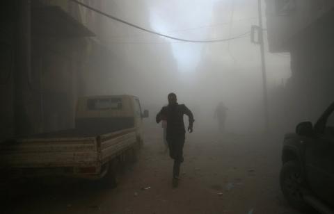 Men run at a site hit by airstrikes in the rebel held besieged Douma neighbourhood of Damascus, Syria, February 19, 2017. PHOTO BY REUTERS/Bassam Khabieh