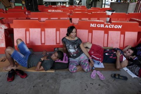 Cuban migrants rests at a temporary shelter in the border between Costa Rica and Nicaragua in Penas Blancas, Costa Rica, December 24, 2015. PHOTO BY REUTERS/Oswaldo Rivas