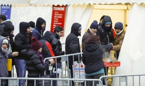 Migrants queue to enter a tent that serves as a waiting room at the the Berlin Office of Health and Social Affairs (LAGESO), in Berlin, Germany, January 5, 2016. REUTERS/Hannibal Hanschke