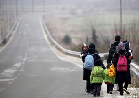 Stranded Afghan migrants make their way towards the Greek-Macedonian border near the Greek village of Idomeni, February 24, 2016. PHOTO BY REUTERS/Yannis Behrakis