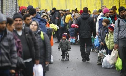 Migrants wait to cross the border from Slovenia into Spielfeld in Austria, February 16, 2016. PHOTO BY REUTERS/Leonhard Foeger