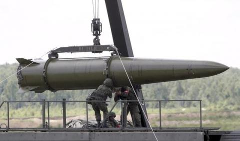 Russian servicemen equip an Iskander tactical missile system at the Army-2015 international military-technical forum in Kubinka, outside Moscow, Russia, in this June 17, 2015 file photo. PHOTO BY REUTERS/Sergei Karpukhin