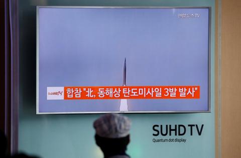 A passenger watches a TV screen broadcasting a news report on North Korea firing three ballistic missiles into the sea off its east coast, at a railway station in Seoul, South Korea, September 5, 2016. PHOTO BY REUTERS/Kim Hong-Ji
