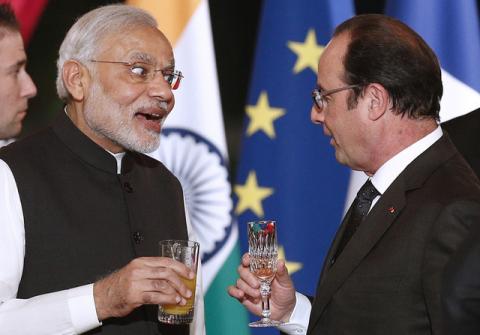 French president Francois Hollande (R) toasts with Indian prime minister Narendra Modi (L) during an official dinner at the Elysee Palace in Paris, France, 10 April 2015. PHOTO BY REUTERS/Yoan Valat