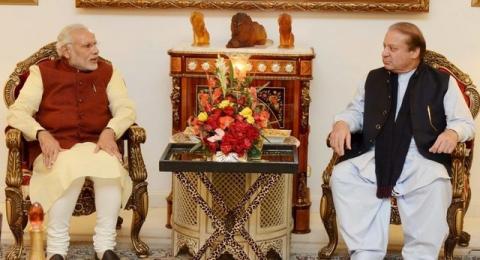 Pakistani Prime Minister Nawaz Sharif (R) talks with his Indian counterpart Narendra Modi in Lahore, Pakistan, December 25, 2015. PHOTO BY REUTERS/Press Information Department (PID)