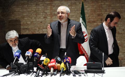 Iranian Foreign Minister Mohammad Javad Zarif (C) and diplomats leave a news conference in Vienna