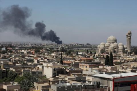 A smoke rises as Iraqi forces fight Islamic State militants in Mosul, Iraq, April 17, 2017. PHOTO BY REUTERS/Marko Djurica