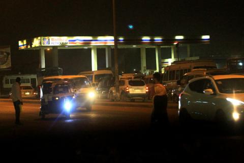 Motorists queue to fuel from the Matthew Petroleum station in Khartoum, Sudan, January 6, 2019. PHOTO BY REUTERS/Mohamed Nureldin Abdallah