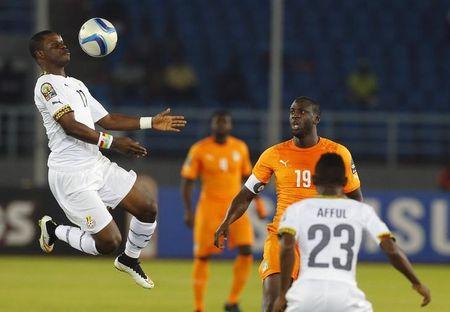 Ghana's Mubarak Wakaso (L) challenges Ivory Coast's Yaya Toure during the final of the 2015 African Cup of Nations soccer tournament in Bata, February 8, 2015. PHOTO BY REUTERS/Mike Hutchings