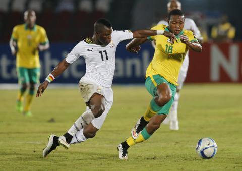 Ghana's Mubarak Wakaso (L) challenges Thuso Phala of South Africa during their Group C soccer match of the 2015 African Cup of Nations in Mongomo, January 27, 2015. PHOTO BY REUTERS/Mike Hutchings