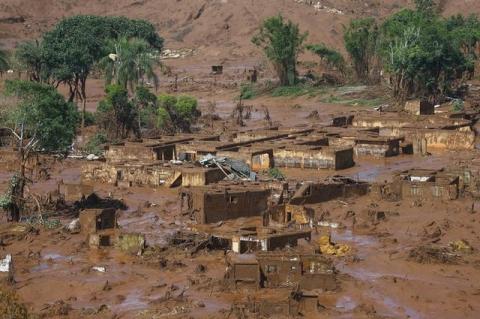 The Bento Rodrigues district is covered with mud after a dam owned by Vale SA and BHP Billiton Ltd burst in Mariana, Brazil, November 6, 2015. PHOTO BY REUTERS/Ricardo Moraes