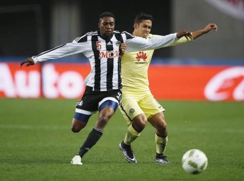 Andres Andrade (R) of Mexico's Club America and Patient Mwepu of TP Mazembe of the Democratic Republic of Congo fight for the ball during their Club World Cup fifth-place soccer match in Osaka, western Japan, December 16, 2015. PHOTO BY REUTERS/Toru Hanai