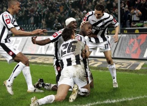 Borussia Moenchengladbach's Nando Rafael (2R) celebrates his last minute equalizing goal with team mates Marvin Compper (L), Steve Gohouri (C back), Michael Delura (C front) and David Degen (R) during a match in a file photo. PHOTO BY  REUTERS/Alex Grimm
