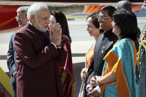 Indian Prime Minster Narendra Modi (L) is greeted by dignitaries as he arrives at JFK airport in New York