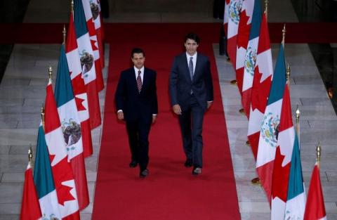 Canada's Prime Minister Justin Trudeau (R) and Mexico's President Enrique Pena Nieto walk in the Hall of Honour on Parliament Hill in Ottawa, Ontario, Canada, June 28, 2016. PHOTO BY REUTERS/Chris Wattie