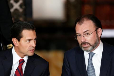 Mexico's President Enrique Pena Nieto (L), chat with Mexico's Foreign Minister Luis Videgaray during a meeting with members of the diplomatic corps in Mexico City, Mexico, January 11, 2017. PHOTO BY REUTERS/Carlos Jasso