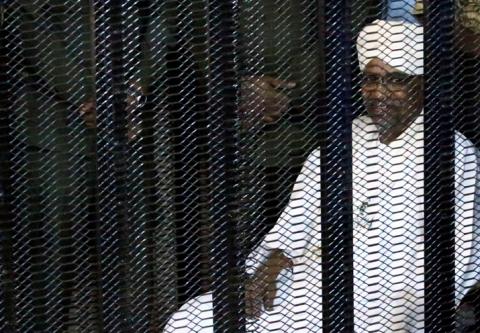 Sudan's former president Omar Hassan al-Bashir sits guarded inside a cage at the courthouse where he is facing corruption charges, in Khartoum, Sudan, August 19, 2019. PHOTO BY REUTERS/Mohamed Nureldin Abdallah