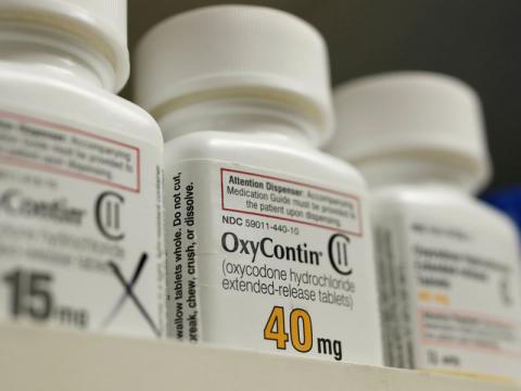 Bottles of prescription painkiller OxyContin, 40mg pills, made by Purdue Pharma L.D. sit on a shelf at a local pharmacy, in Provo, Utah, U.S., April 25, 2017. PHOTO BY REUTERS/George Frey