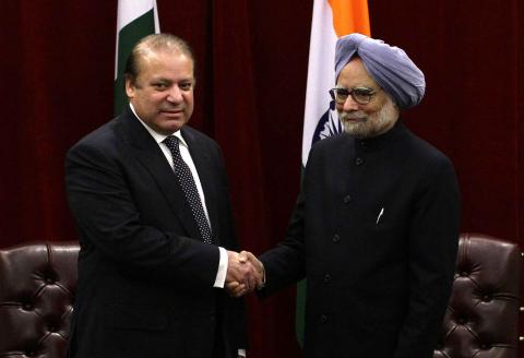 Pakistan's Prime Minister Nawaz Sharif (L) shakes hands with India's Prime Minister Manmohan Singh during the United Nations General Assembly