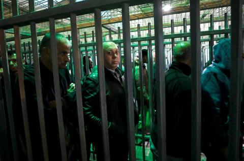Palestinians working in Israel cross through Israeli Qalandiya checkpoint near the West Bank city of Ramallah, April 25, 2017. PHOTO BY REUTERS/Mohamad Torokman