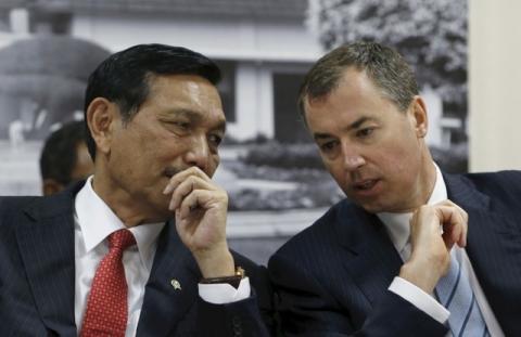 Indonesia's Coordinating Minister for Political, Legal and Security Affairs Luhut Panjaitan (L) talks with Australia's Minister for Justice Michael Keenan during a news conference at the Political, Legal, and Security Ministry office in Jakarta, December 21, 2015. PHOTO BY REUTERS/Beawiharta