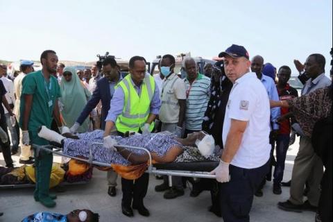 Paramedics assist a civilian injured during an explosion last Saturday in KM4 street in the Hodan district to board a Turkish military plane for medical evacuation at the Aden Abdulle International Airport in Mogadishu, Somalia, October 16, 2017. PHOTO BY REUTERS/Feisal Omar
