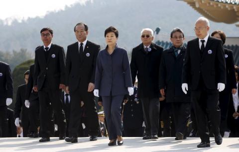 South Korean President Park Geun-Hye (C) attends a memorial ceremony on the first West Sea (Northern Limited Line) Defense Day at the Daejeon National Cemetery in Daejeon, South Korea, March 25, 2016. PHOTO BY REUTERS/Jeon Heon-Kyun