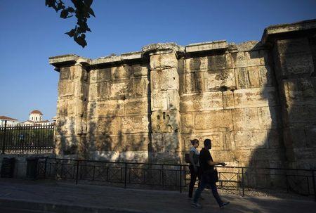 People walk in the early morning at the Plaka area in Athens, Greece, July 27, 2015. PHOTO BY REUTERS/Ronen Zvulun