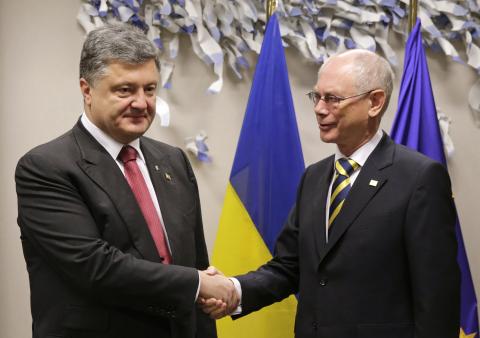 Ukrainian President Petro Poroshenko (L) shakes hands with European Council President Herman Van Rompuy, prior to an EU summit at the European Council building in Brussels