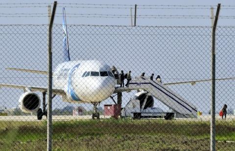 Passengers evacuate a hijacked EgyptAir Airbus 320 plane at Larnaca airport, Cyprus, March 29, 2016. PHOTO BY REUTERS/Stringer