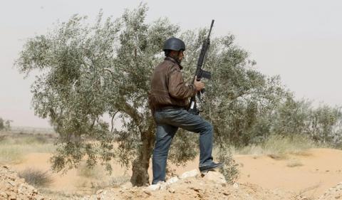 A Tunisian police officer stands guard during an operation to eliminate militants in a village some 50 km (31 miles) from the town of Ben Guerdane, Tunisia, near the Libyan border, March 10, 2016. PHOTO BY REUTERS/Zoubeir Souissi