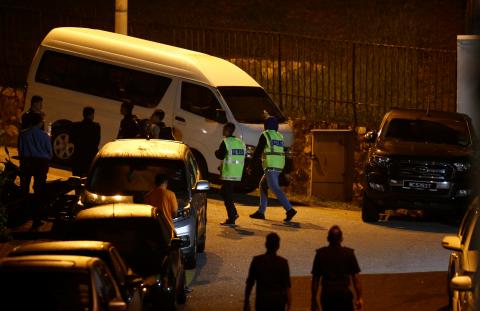 Police arrive at former prime minister Najib Razak's residence in Kuala Lumpur, Malaysia, May 16, 2018. PHOTO BY REUTERS/Lai Seng Sin