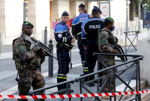 French police and soldier secure a street near the Saint-Charles train station after French soldiers shot and killed a man who stabbed two women to death at the main train station in Marseille, France, October 1, 2017. PHOTO BY REUTERS/Jean-Paul Pelissier