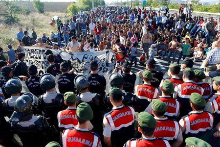 Turkish police and gendarmes block migrants on a highway near Edirne, Turkey, September 19, 2015. PHOTO BY REUTERS/Osman Orsal