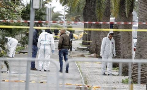 Tunisian forensics police inspect the scene of a suicide bomb attack in Tunis, Tunisia, November 25, 2015. PHOTO BY REUTERS/Zoubeir Souissi