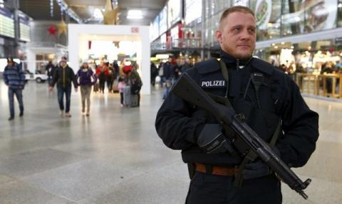 A German police secures the main train station in Munich, Germany, January 1, 2016. PHOTO BY REUTERS/Michaela Rehle