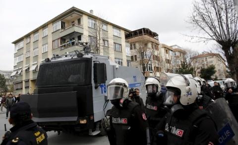 Riot police stand guard during a pro-Kurdish gathering to celebrate the spring festival of Newroz despite a ban from the governorship, in Istanbul, Turkey, March 20, 2016. PHOTO BY REUTERS/Murad Sezer