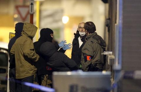 Masked Belgian police secure the entrance to a building in Schaerbeek during police operations following Tuesday's bomb attacks in Brussels, Belgium, March 25, 2016. PHOTO BY REUTERS/Christian Hartmann