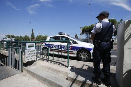 A French policeman secures the closed stairway which descends to a tunnel which gives access to the beach called "La Mirandole" and is located below the seafront villa owned by the king of Saudi Arabia in Vallauris Golfe-Juan, France, July 25, 2015. PHOTO BY REUTERS/Jean-Paul Pelissier