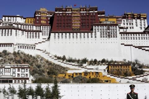 A paramilitary policeman stands guard in front of the Potala Palace in Lhasa, Tibet Autonomous Region, China, November 17, 2015. PHOTO BY REUTERS/Damir Sagolj