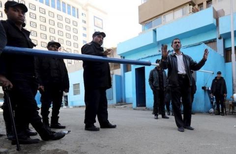Policemen guard in front of a morgue where the body of an Italian Giulio Regeni is kept in Cairo, Egypt, February 4, 2016. PHOTO BY REUTERS/Mohamed Abd El Ghany