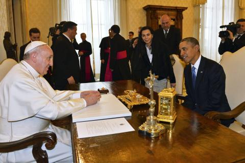 U.S. President Barack Obama (R) talks with Pope Francis during a private audience at the Vatican