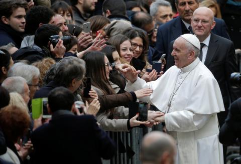 Pope Francis is welcomed by students as he arrives to attend a meeting at the University Roma Tre in Rome, Italy, February 17, 2017. PHOTO BY REUTERS/Max Rossi