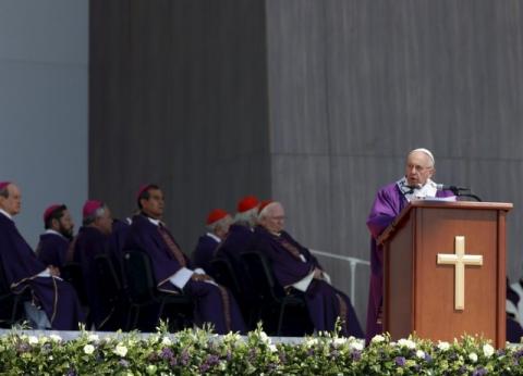 Pope Francis (R) celebrates a Mass before a crowd of hundreds of thousands in Ecatepec, Mexico, February 14, 2016. PHOTO BY REUTERS/Henry Romero