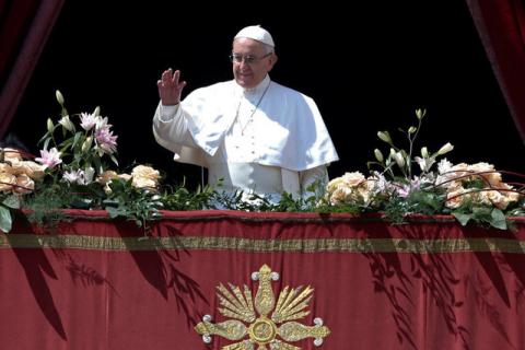 Pope Francis waves before delivering his "Urbi et Orbi" (to the city and the world) message from the balcony overlooking St. Peter's Square at the Vatican, April 16, 2017. PHOTO BY REUTERS/Stefano Rellandini