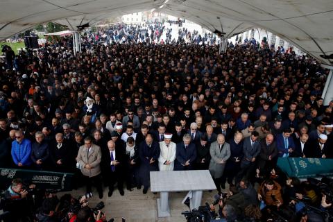 People attend a symbolic funeral prayer for Saudi journalist Jamal Khashoggi at the courtyard of Fatih mosque in Istanbul, Turkey, November 16, 2018. PHOTO BY REUTERS/Huseyin Aldemir