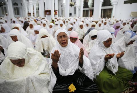 Acehnese women attend a mass prayer for the 2004 tsunami victims at Baiturrahman Grand Mosque in Banda Aceh, December 25, 2014. PHOTO BY REUTERS/Beawiharta