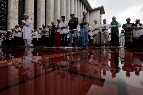 Protesters pray during a rally against Jakarta incumbent governor Basuki Tjahaja Purnama inside Istiqlal mosque in Jakarta, Indonesia, February 11, 2017. PHOTO BY REUTERS/Beawiharta